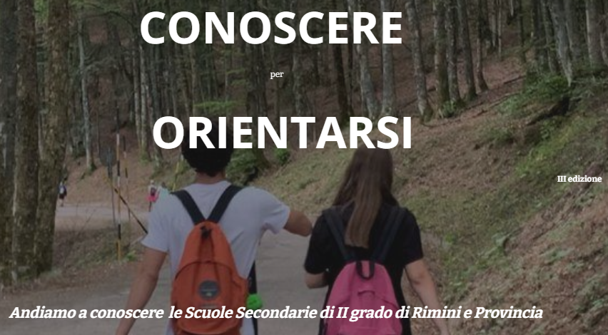 Conoscere per orientarsi: due studenti si inoltrano in un bosco lussureggiante