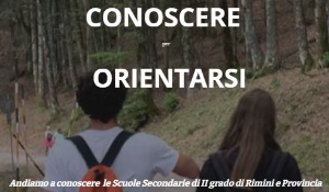 Conoscere per orientarsi: due studenti si inoltrano in un bosco lussureggiante