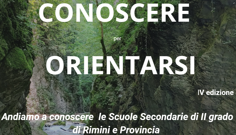 La scritta "Conoscere per orientarsi" con sullo sfondo la fotografia di un bosco con alberi e grandi rocce